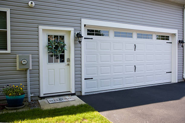 24/7 Emergency Garage Door Panel Replacement experts in Hobart, WI